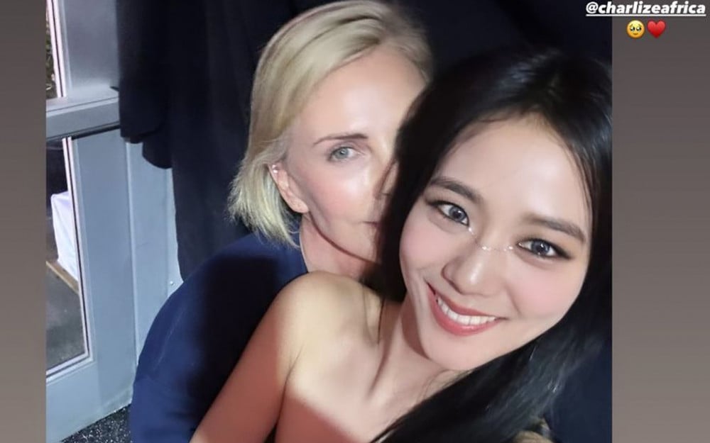 Jisoo et Charlize Theron