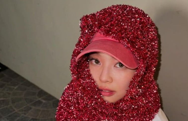 jennie en rouge instagram