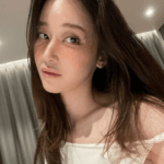 Jeon Jong Seo Adopte la Tendance "Exposed Underwear" avec Élégance