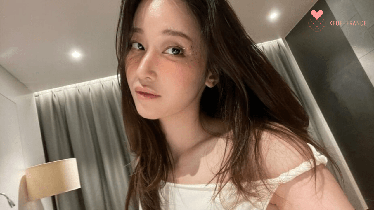 Jeon Jong Seo Adopte la Tendance "Exposed Underwear" avec Élégance