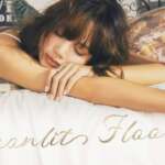 Lisa enchante avec sa douce sérénade dans "Moonlit Floor" Lisa, membre de BLACKPINK, a dévoilé son troisième single pré-release intitulé "Moonlit Floor", issu de son prochain album solo très attendu. Cette chanson apporte une nouvelle dimension à sa carrière solo déjà impressionnante. Première performance au Global Citizen Festival La première interprétation de "Moonlit Floor" a eu lieu lors du Global Citizen Festival 2024, qui s'est déroulé à New York le 28 septembre. Cette performance a captivé l'attention des fans du monde entier, ajoutant à l'excitation autour de la sortie de son album solo. Un hommage à un classique des années 90 Le morceau "Moonlit Floor" se distingue par son utilisation de l'échantillon du hit de 1997, "Kiss Me" du groupe Sixpence None The Richer, apportant une touche nostalgique tout en y infusant le style unique de Lisa. Une allusion à Frédéric Arnault ? Un des éléments qui a particulièrement retenu l'attention des fans est la mention des paroles : "Green eyed French Boy got me trippin". Cette ligne fait référence aux rumeurs persistantes concernant sa relation avec Frédéric Arnault, un homme d'affaires français, que certains supposent être son fiancé. Écoutez la douce sérénade de Lisa dans "Moonlit Floor", et laissez-vous envoûter par son charme captivant et sa voix envoûtante.