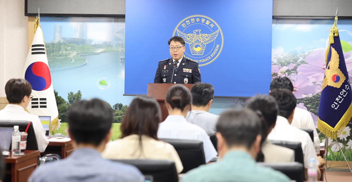 박상진 인천 연수경찰서 서장이 21일 오후 연수경찰서 2층 소회의실에서 송도국제도시 아파트에서 발생한 60대 남성의 사제총기 아들 살해 사건과 관련 언론 브리핑을 하고 있다. 2025.07.21. 뉴시스