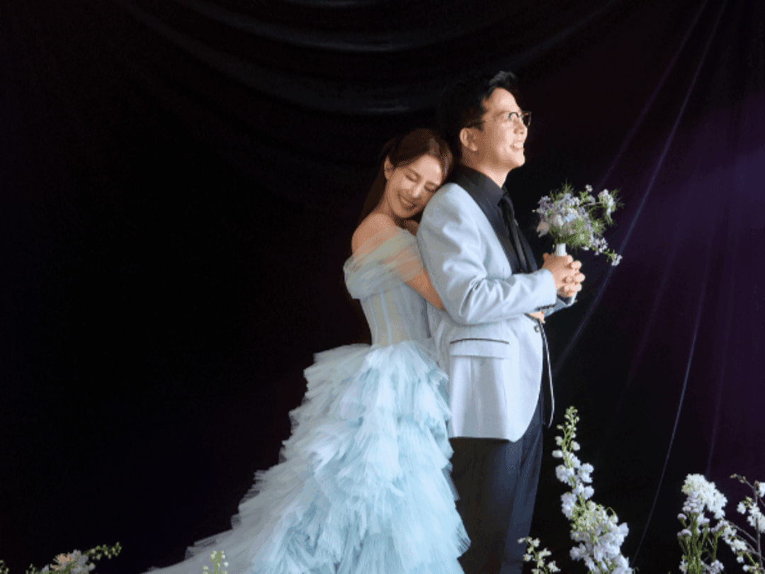 Kim Dae Hee walks Kim Ji Min